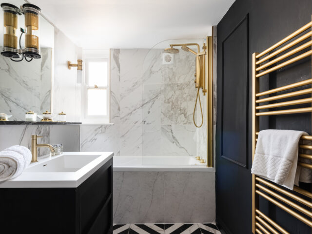 Bathroom with bath and overhead shower in Sky View Apartment